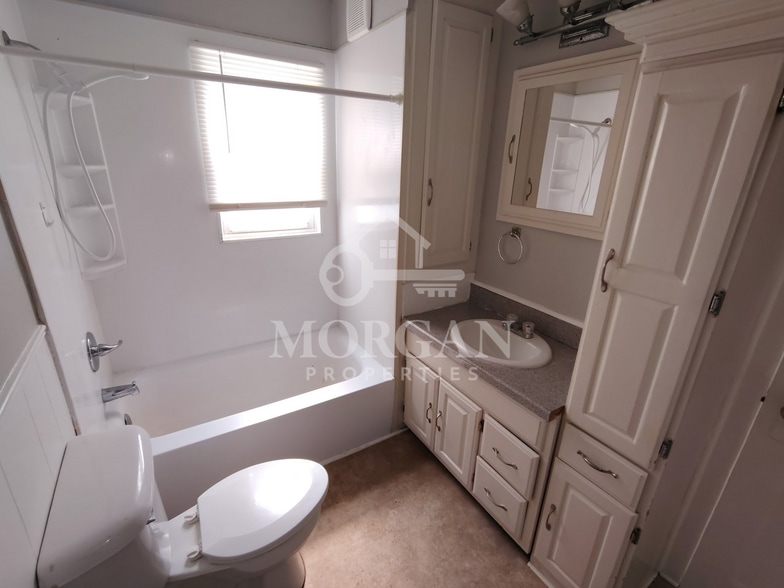 Building Photo - 220 W 38th St