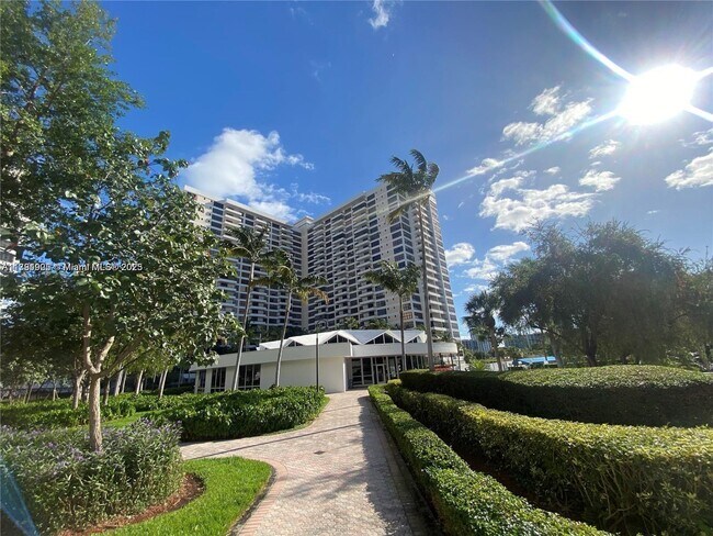 Building Photo - 2500 Parkview Dr
