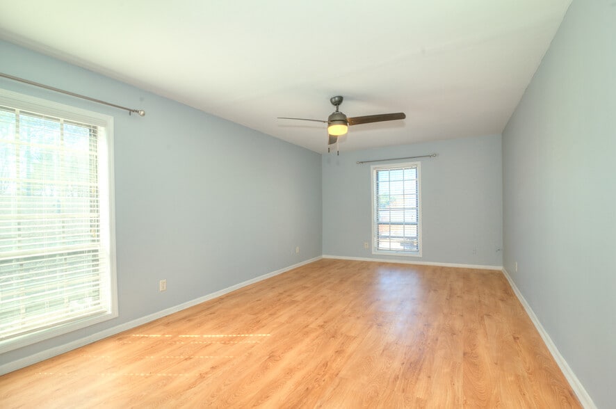 Master bedroom - 6851 Roswell Rd