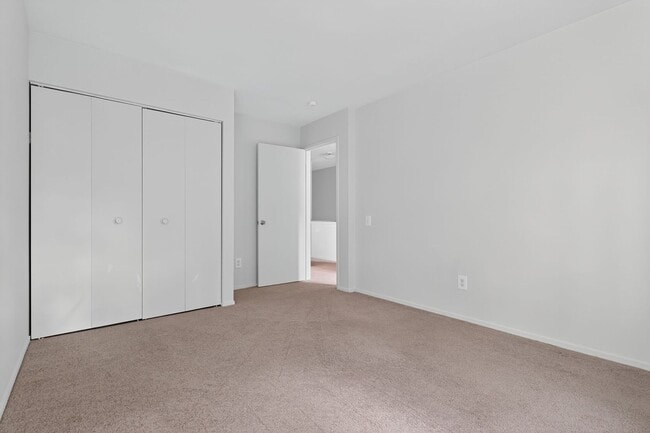 Building Photo - Charming End-Unit Townhome in Sought-After...