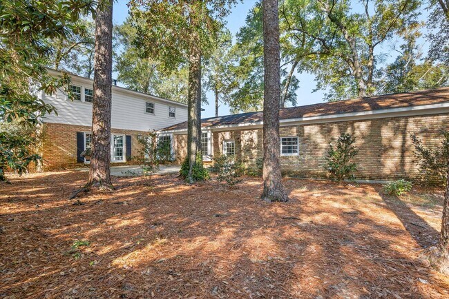 Building Photo - Five Bedroom in Country Club Woods