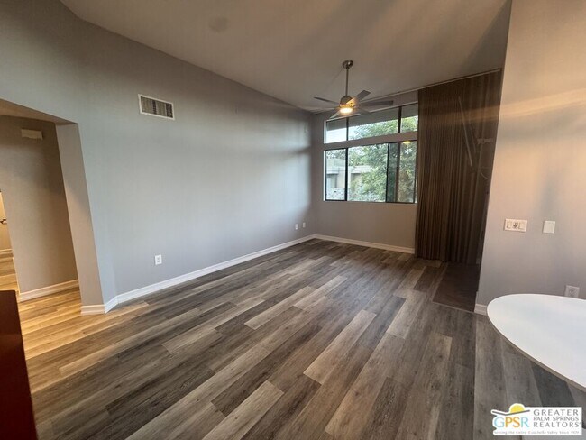 Building Photo - 810 E Palm Canyon Dr