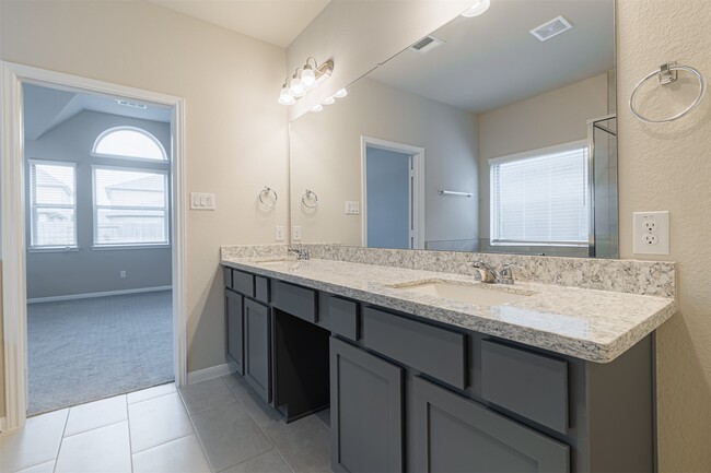 Building Photo - 3002 Roberta Sue Dr