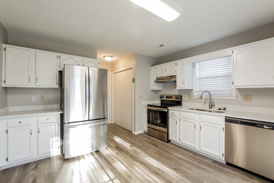 Building Photo - 4009 Beaverbrook Dr