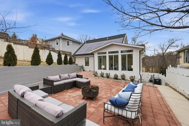 Building Photo - 2211 Franklin St NE