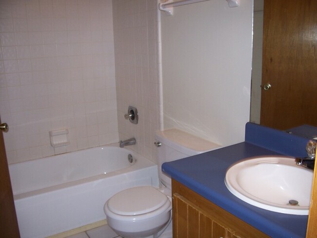 Building Photo - 2341 San Mateo Ct