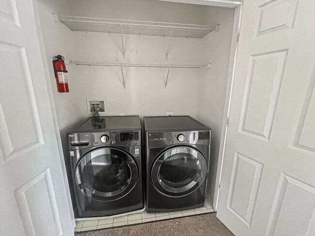 Building Photo - Stunning 3 Bed 3.5 Bath Brick Colonial End-Unit Townhome In Vibrant Kingstowne Community