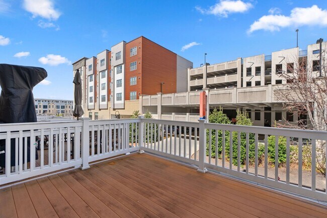 Building Photo - 3 Bed 4.5 Bath - Downtown Crown Townhouse ...