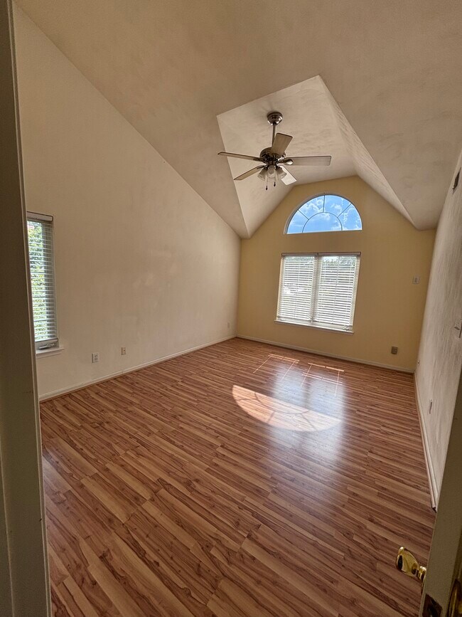 Building Photo - 900 Charnell Dr