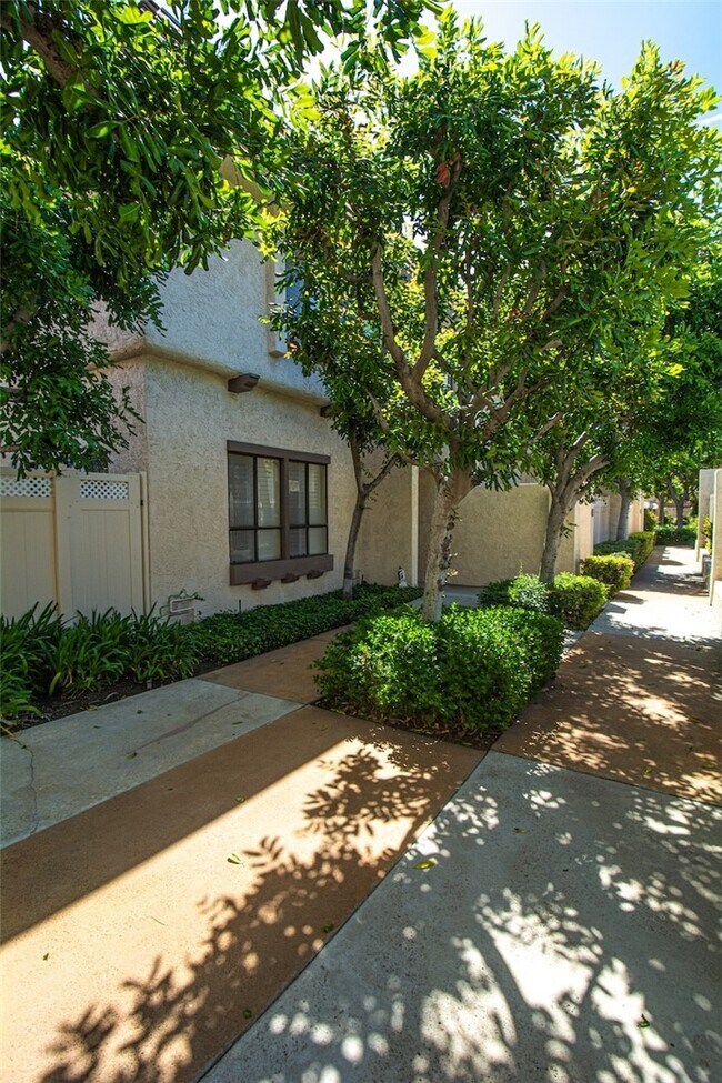 Building Photo - 848 W Huntington Dr