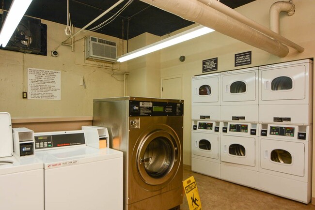 Building Photo - 450 W Wellington Ave