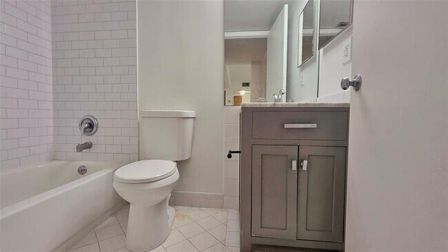 Building Photo - 1350 SE 3rd Ave