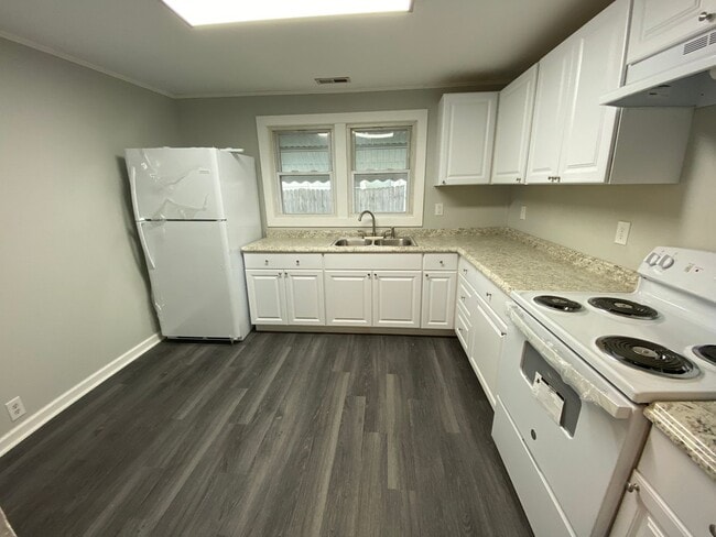 Building Photo - MOVE-IN READY!