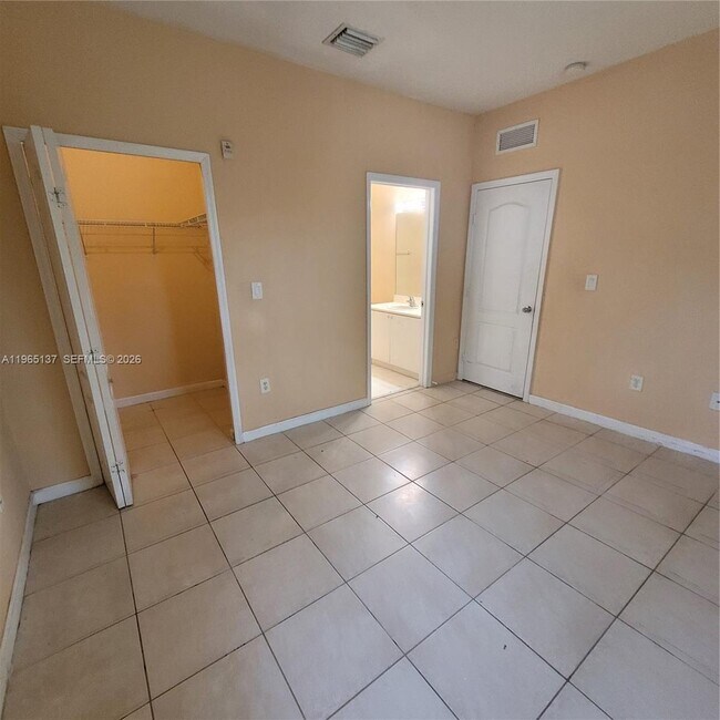 Building Photo - 1663 SE 27th Dr