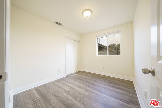 Building Photo - 154 E 84th Pl