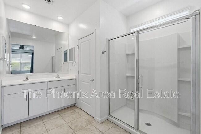 Building Photo - 40643 W Shaver Dr