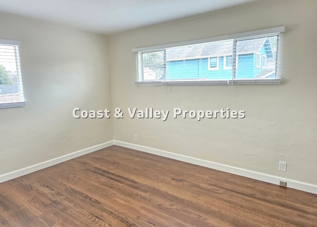 Building Photo - 601 Forest Ave