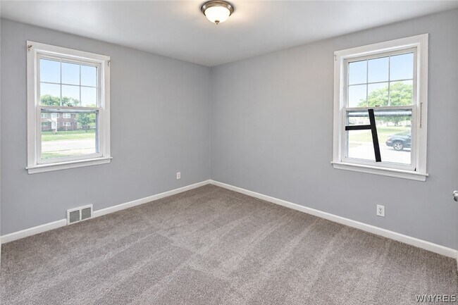 Building Photo - 1455 Sheridan Dr