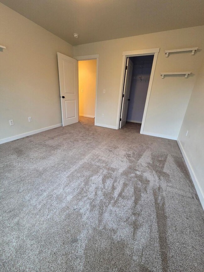 Building Photo - Beautiful 3-Bed Home with Private Yard and Modern Upgrades