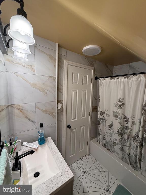 Building Photo - 27 Middleton Ln