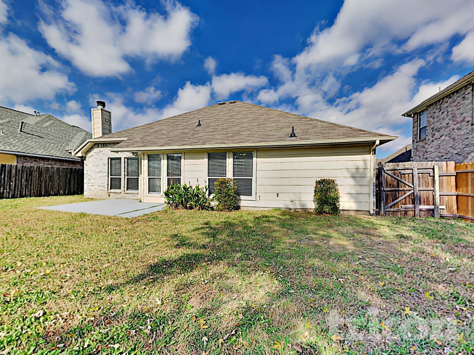 Building Photo - 228 Willow Creek Dr