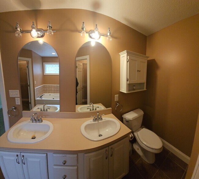 Building Photo - Welcome to this stunning 4 bedroom, 3 bath...