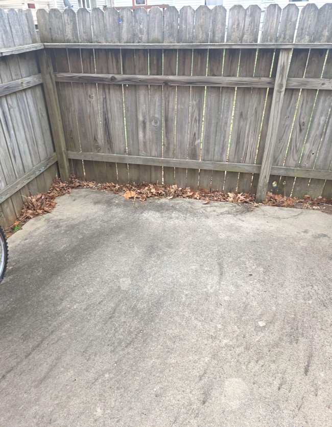 Building Photo - Great 3 Bed 2 Bath 2 Car Garage Split Level Duplex- Pets ok!