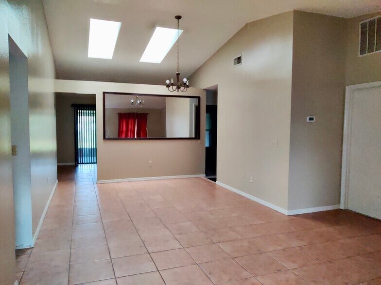 Building Photo - 1371 Melshire Ave