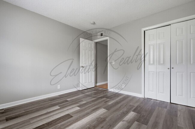 Building Photo - Two Bedroom Duplex in Hermitage with Back Deck!