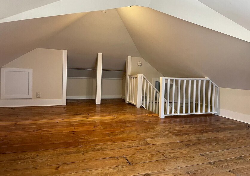 Building Photo - 704 Lovett Ave SE