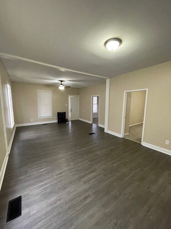 Building Photo - 427 W 10th St