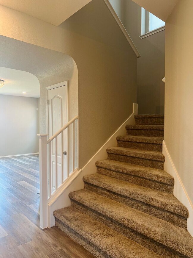 Building Photo - Tech Ridge Area Gem – Nearly 3,000 Sq Ft o...