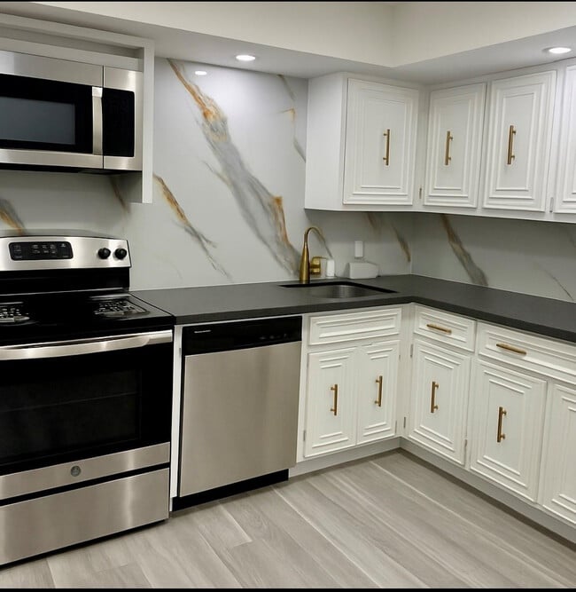 Building Photo - 800 Parkview Dr