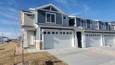 Building Photo - Like New 3 Bd 2.5 Bath Townhome