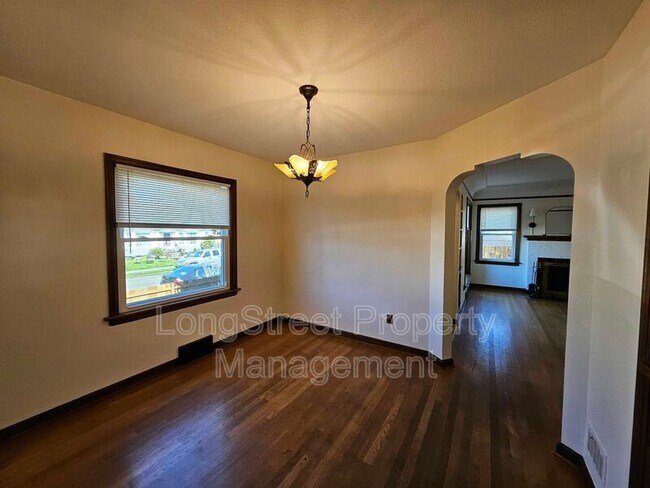 Building Photo - 224 N Russet St