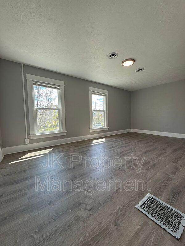 Building Photo - 913 5th Ave N