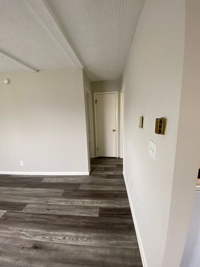 Building Photo - 1 Bedroom Apartment with Washer/Dryer Hook...