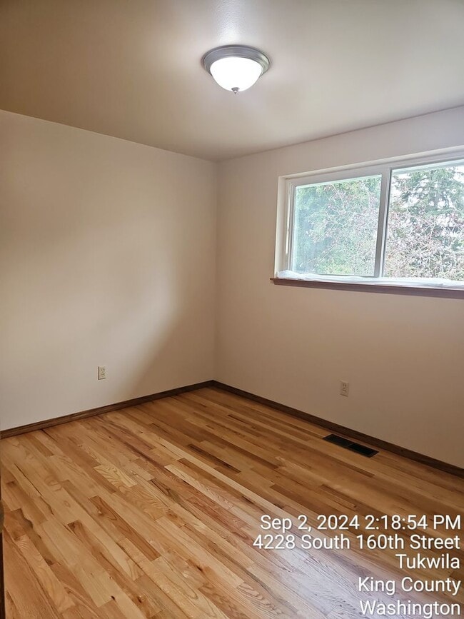 Building Photo - Tukwila/SeaTac daylight rambler - large home for rent - 4 bedrooms 2 bathrooms with 2 kitchens - ...