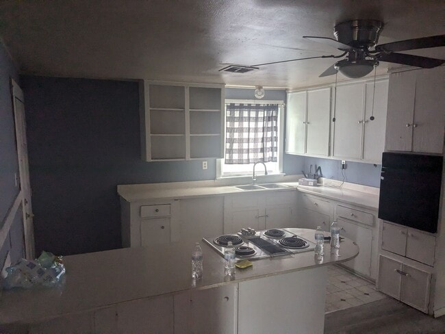 Building Photo - 3 Bed 1 Bath with Large Yard, Workshop, an...
