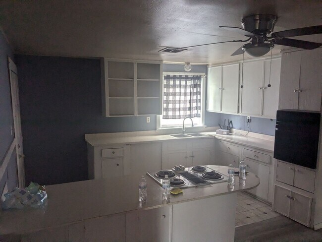 Building Photo - 3 Bed 1 Bath with Large Yard, Workshop, and Laundry Hookups
