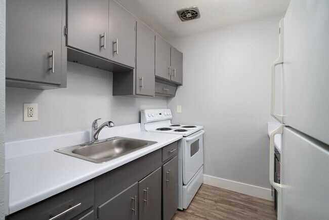 Building Photo - MOVE IN SPECIAL 1ST MONTH RENT FREE!! 2 bedroom unit!!