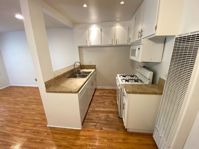 Interior Photo - 14220 Burbank Blvd
