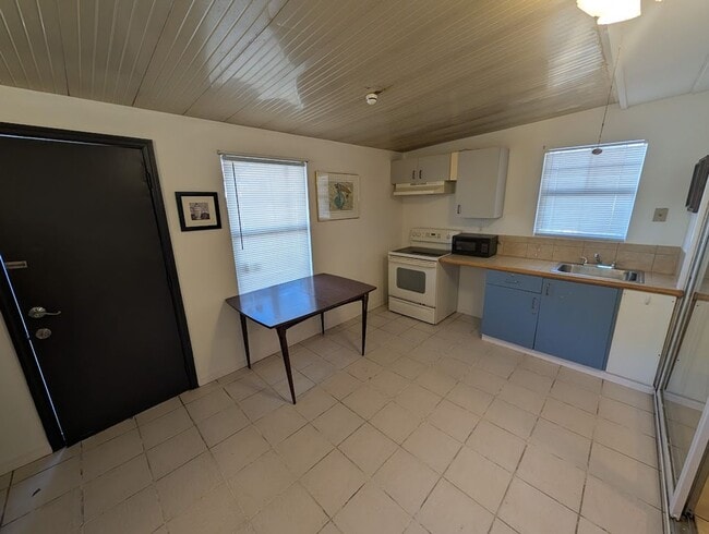 Building Photo - 1818 Rhoades Terrace