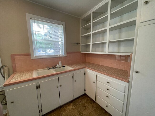 Building Photo - 833 Evangeline Pl