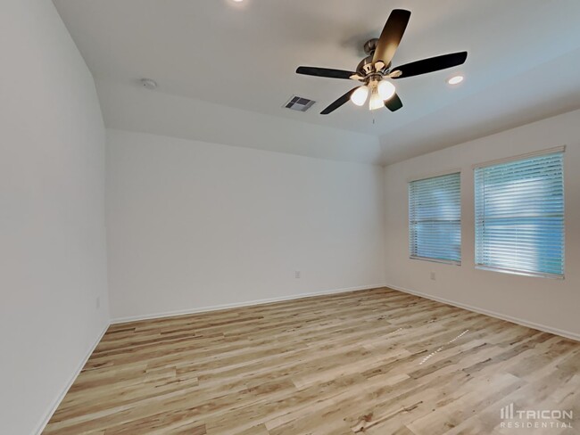 Building Photo - 10511 Pineland Dr