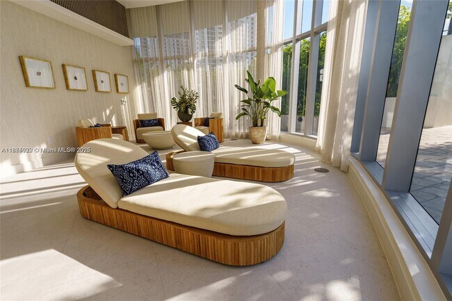 Building Photo - 700 NE 24th St