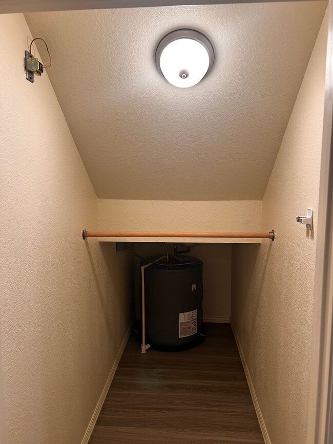 Building Photo - FREE 55" TV or 28" BLACKSTONE WITH SIGNED LEASE!! 4B/4.5B