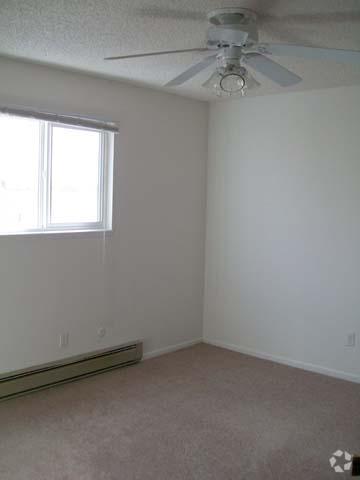 Bedroom - 2034-2036 W Plum St