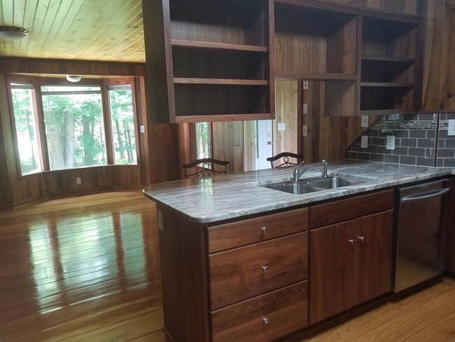 Building Photo - Beautiful Country Cabin