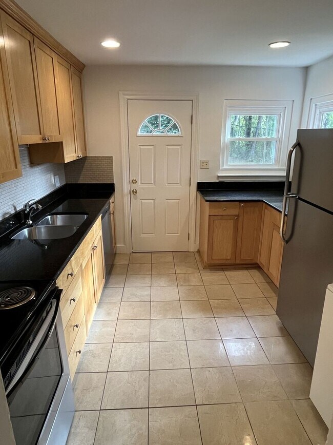 Building Photo - 2 Bed Back Unit in Uptown!